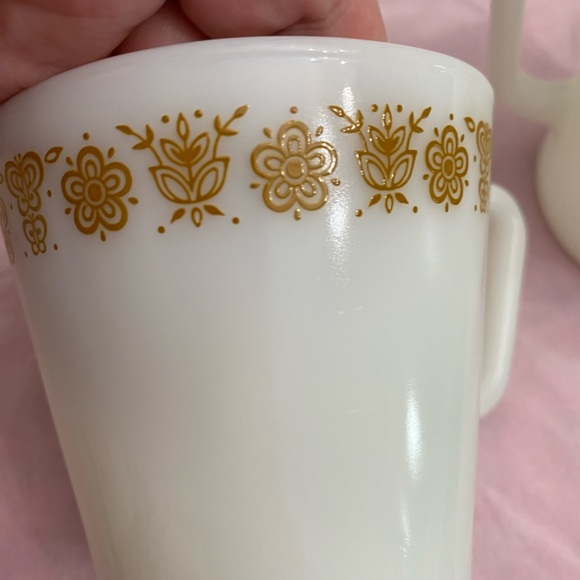 VINTAGE 1970’S SET OF 4 PYREX MILK GLASS MUGS WITH BUTTERFLY PATTERN D HANDLES - Picture 7 of 14